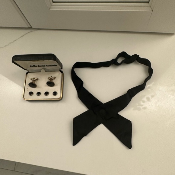 Vintage Raffles Onyx Cufflinks and bowtie - Picture 5 of 6